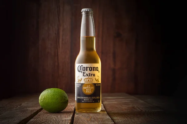 Redaktionella foto Corona öl med lime på mörk trä bakgrund med kopia utrymme — Stockfoto