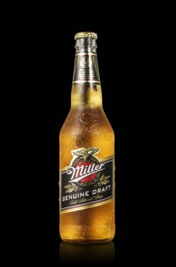 Miller Genue taslak bira şişesi siyah izole içerik fotoğraf. Yolunu ekle