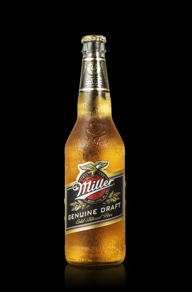 Συντακτική φωτογραφία του Miller Genue βαρελίσια μπύρα μπουκάλι απομονώνονται σε μαύρο. Διαδρομή περιλαμβάνει — Φωτογραφία Αρχείου