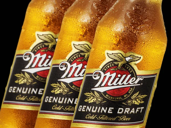 Редакционная фотография бутылок пива Miller Genue Draft Beer крупным планом, изолированных на черном . — стоковое фото