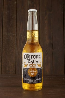 Minsk, Beyaz Rusya - 29 Haziran 2017: Bir ahşap zemin üzerine ilave Corona bira editoryal fotoğrafı, dünya çapında en çok satan bira Cerveceria Modelo Meksika tarafından üretilen bir soluk bira biridir