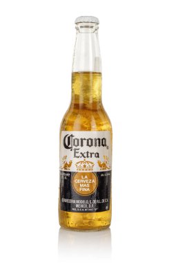 Minsk, Beyaz Rusya - 29 Haziran 2017: Corona ilave bira üzerinde beyaz izole içerik fotoğrafı, dünya çapında en çok satan bira Cerveceria Modelo Meksika tarafından üretilen bir soluk bira biridir