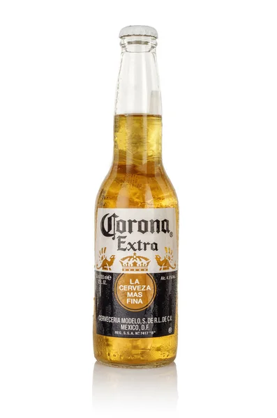 Minsk, Wit-Rusland - 29 juni, 2017: Redactionele foto van flesje Corona Extra bier op wit wordt geïsoleerd, een van de best verkopende bier wereldwijd is een bleke pils, geproduceerd door Cerveceria Modelo in Mexico — Stockfoto
