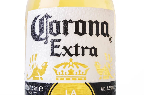 Minsk, Wit-Rusland - 10 juli 2017: Close-up Corona Extra bier op wit wordt geïsoleerd, een van de best verkopende bier wereldwijd is een bleke pils, geproduceerd door Cerveceria Modelo in Mexico — Stockfoto