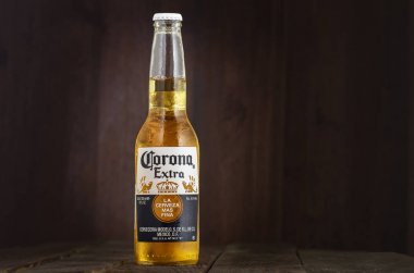 Minsk, Beyaz Rusya - 10 Temmuz 2017: Bir ahşap zemin üzerine ilave Corona bira editoryal fotoğrafı, dünya çapında en çok satan bira Cerveceria Modelo Meksika tarafından üretilen bir soluk bira biridir