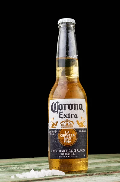 Μινσκ, Λευκορωσία - 10 Ιουλίου 2017: Συντακτική φωτογραφία μπουκάλι μπύρα Corona Extra σε φόντο ξύλου, ένα από τα κορυφαία σε πωλήσεις μπύρες σε όλο τον κόσμο είναι μια ωχρή lager που παράγεται από Cerveceria Modelo στο Μεξικό Εικόνα Αρχείου