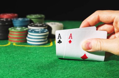 Kadın elinde iki as