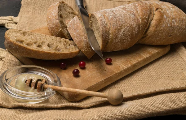 Bread with fresh berry and honey — Stock Photo, Image