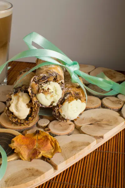 Cannoli Godis Med Ros Dekoration Träskiva — Stockfoto