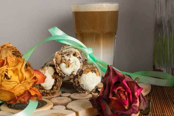 Cannoli godis med ros dekoration — Stockfoto