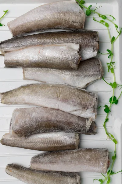 Hel Del Fryst Färsk Kummel Fisk Med Gröna — Stockfoto