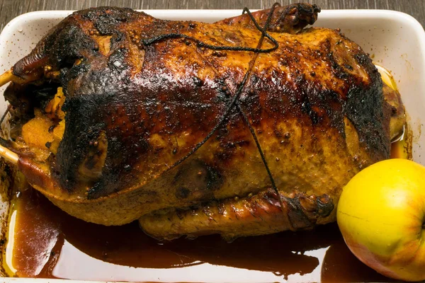 Un gran pato con manzanas — Foto de Stock