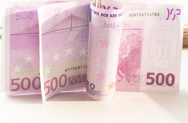 Billete de quinientos euros en forma de ola con clip de dinero — Foto de Stock