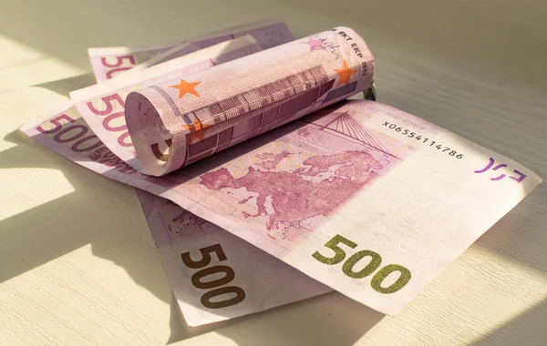 Vijfhonderd Euro bill in Golf vorm met geld clip — Stockfoto