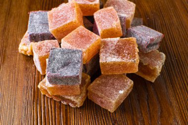 ahşap arka plan üzerinde tatlı marmelat