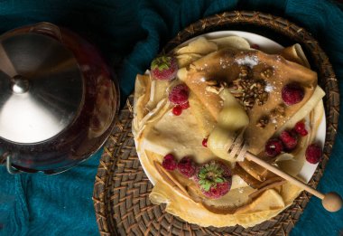 çilek, ceviz, bal ile Pancakes