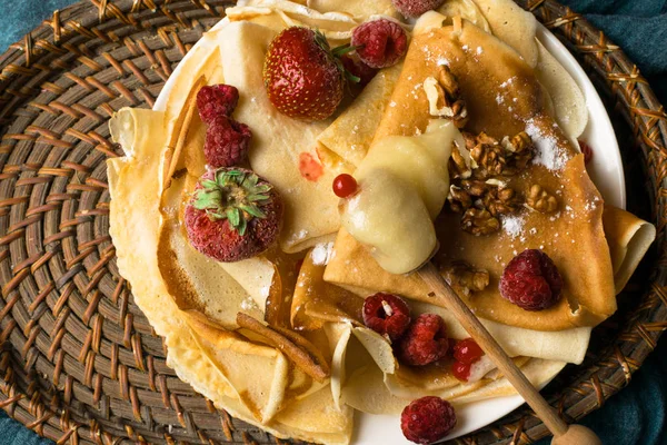 Tortitas con bayas, nueces, miel —  Fotos de Stock