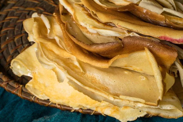 Leckere Große Knusprige Pfannkuchen Auf Holzplatte — Stockfoto