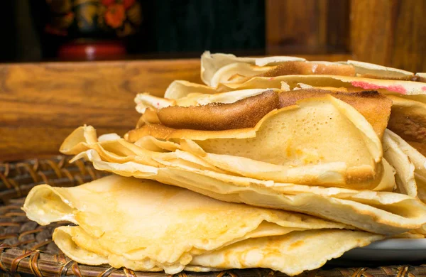 Leckere Große Knusprige Pfannkuchen Auf Holzplatte — Stockfoto