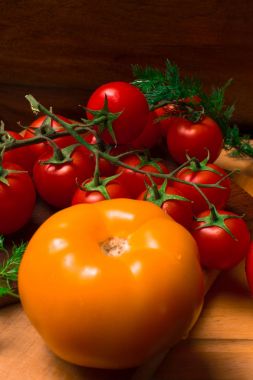 taze kırmızı ve sarı domatesler