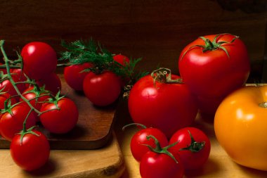 ahşap zemin üzerine dereotu ile taze kırmızı ve sarı domates