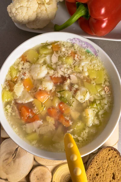 Sopa de bebê de verduras com ovo — Fotografia de Stock