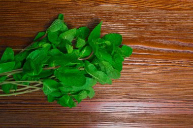 Taze biber nane ve melissa ahşap üzerine