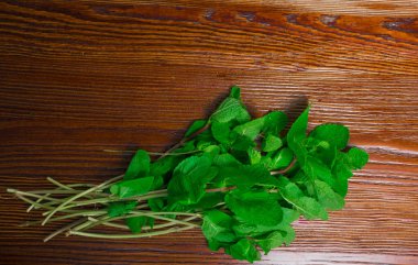 Nane ahşap arka planda