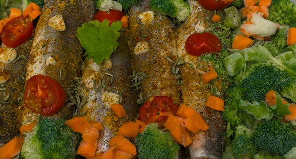 野菜ニンジン ブロッコリー タイム ニンニクがつまった新鮮な一品 — ストック写真