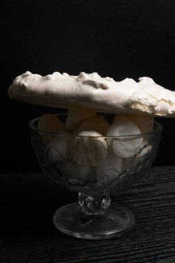 ahşap siyah arka plan üzerine lezzetli merengues