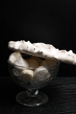 ahşap siyah arka plan üzerine lezzetli merengues