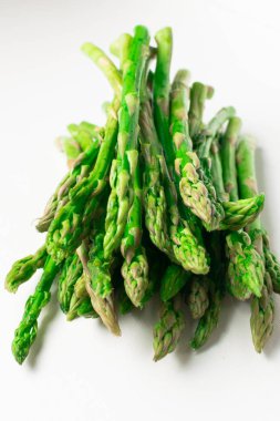 İzole kuşkonmaz. Ham kuşkonmaz. Taze Asparagus.Green kuşkonmaz.