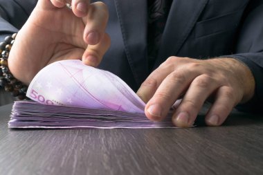 Mens Suits.Bribe ve yolsuzluk euro banknot ile adam.