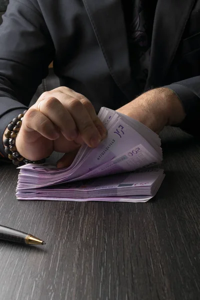 Мужчина в мужских костюмах. Взятка и коррупция банкнотами евро . — стоковое фото