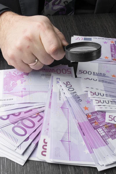 Homme avec loupe analyser euro argent — Photo