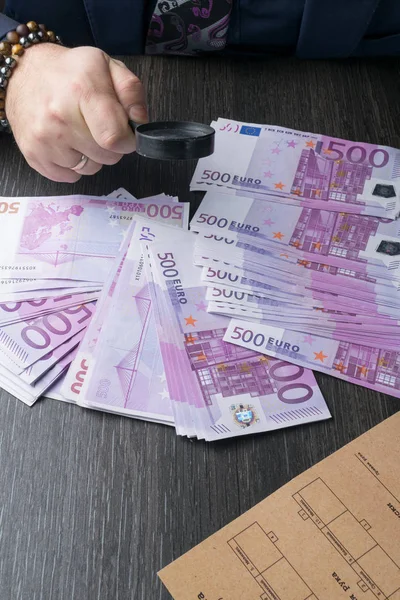 Człowiek z lupą analizować euro pieniądze. Daktyloskopii — Zdjęcie stockowe