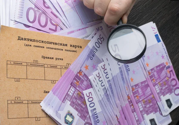 Homme avec loupe analyser l'argent en euros. Dactyloscopie — Photo