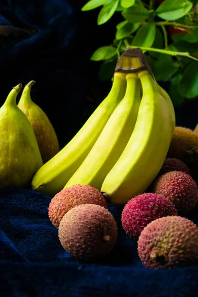 Frutta tropicale in fondo scuro — Foto Stock