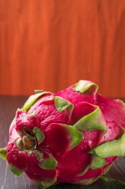 Dragon meyve siyah masada