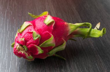 Dragon meyve siyah masada