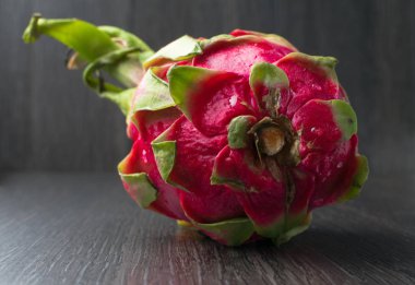 Dragon meyve siyah masada