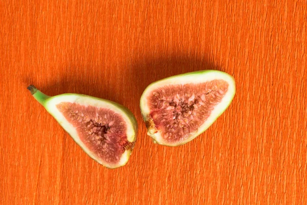 Higos frescos frutas sobre el fondo naranja — Foto de Stock