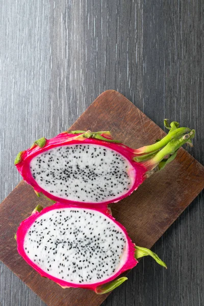 Eksotis buah naga organik pitaya di meja hitam — Stok Foto
