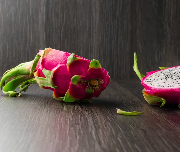 블랙 테이블에 이국적인 유기 드래곤 과일 pitaya — 스톡 사진