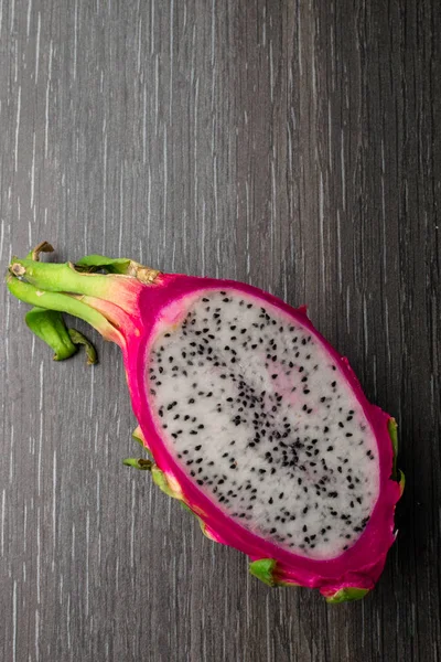 Eksotis buah naga organik pitaya di meja hitam — Stok Foto