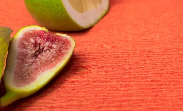 Pomelo tropical exótico fresco, fruta de higo sobre fondo naranja — Foto de Stock