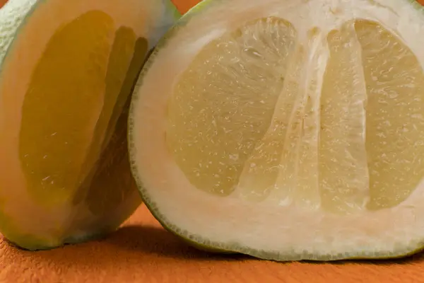 Pomelo verde fresco sobre fondo naranja — Foto de Stock