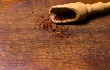 ahşap zemin, closeup üzerine baharat kürek ile safran konu,