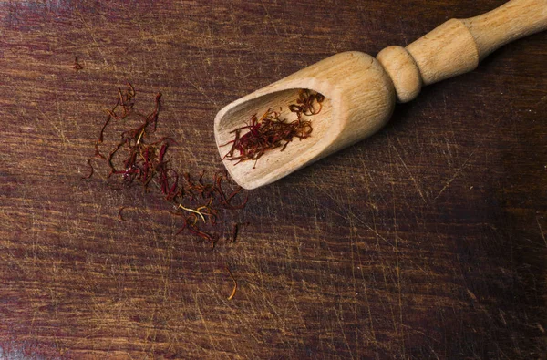 ahşap zemin, closeup üzerine baharat kürek ile safran konu,