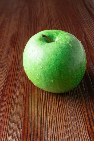 One green detox bio apple — Stock Photo, Image
